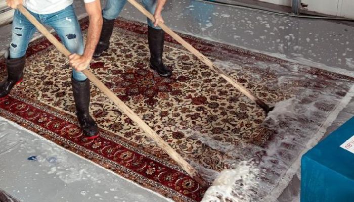 بهترین روش شستن فرش :مقایسه شستن در منزل و قالیشویی حرفه ‌ای