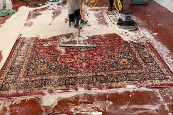 خشک کردن فرش‌ها در قالیشویی‌